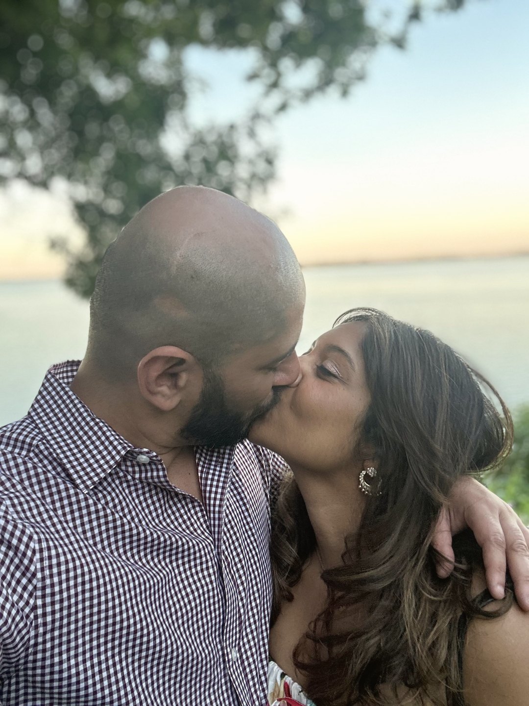 Manu and Aishwarya sharing a kiss beside the lake